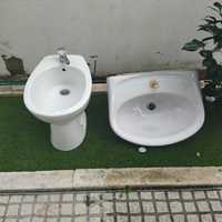 Louças sanitárias de um laboratório - lavatórios, bidé e torneiras