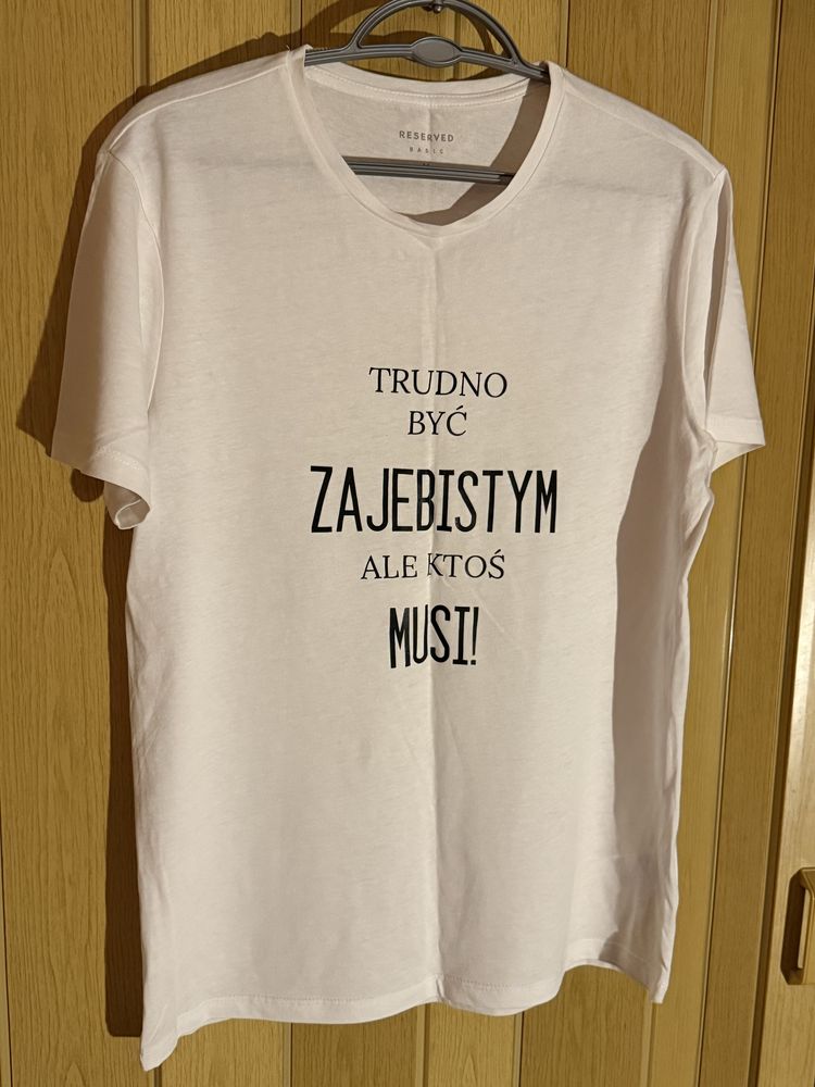 Biała koszlka, t-shirt z nadrukiem: Trudno być zajeb*stym, ale ktoś mu