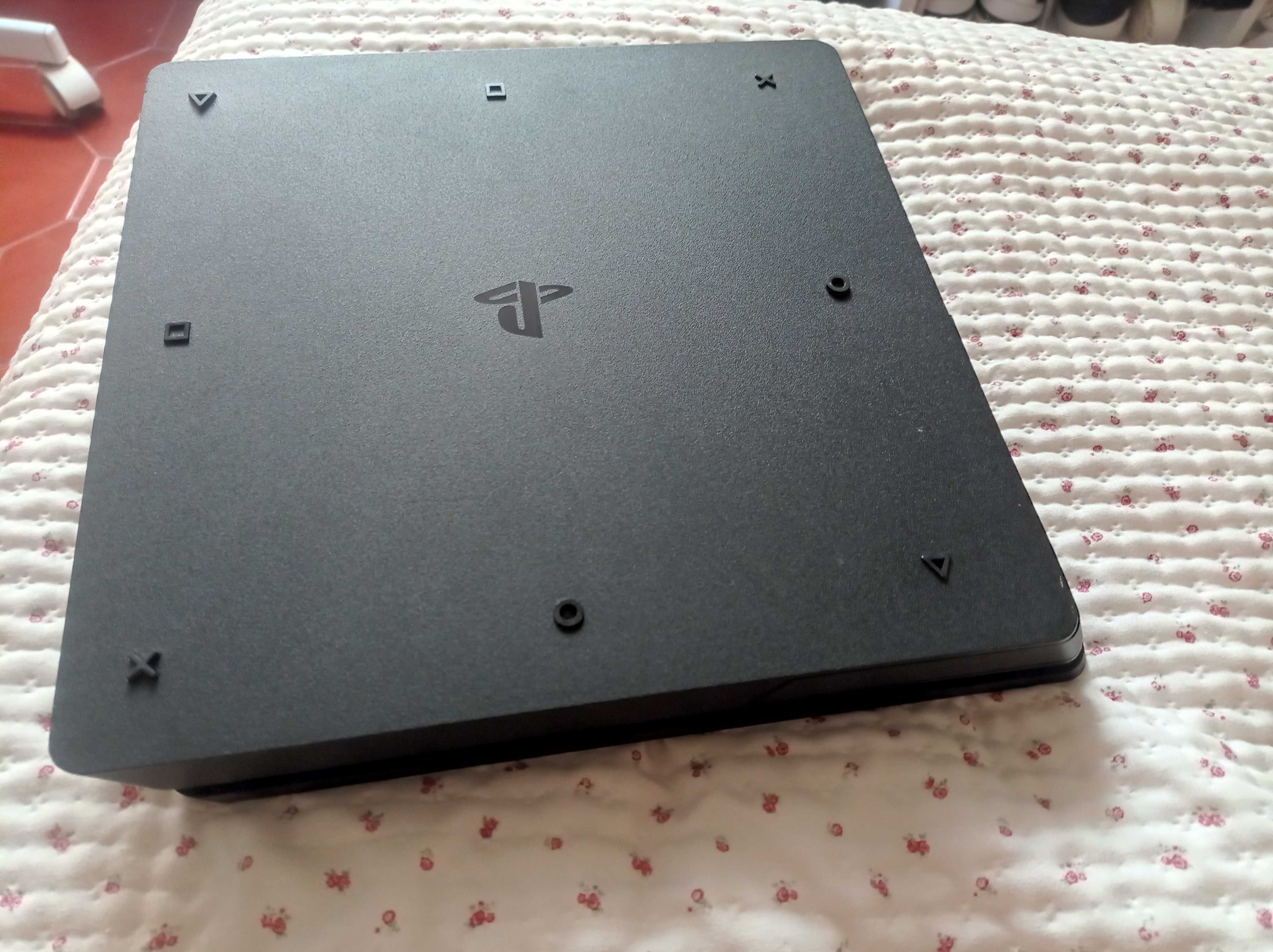 Playstation 4 (Ps4) slim 1TB com 2 comandos e jogos