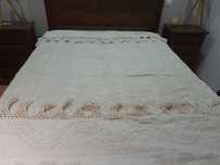 Colcha antiga com 2m05cm x 2m35cm beje e tons de castanho claro