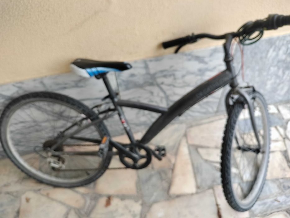 Bicicleta média com pneus novos