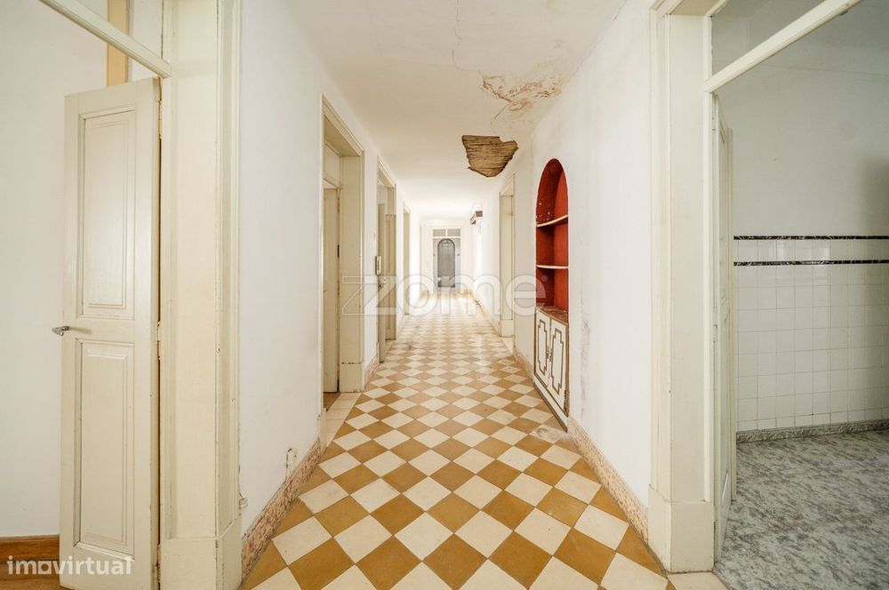 Oportunidade Única – T10 para Reabilitar no Coração de Vila Viçosa...