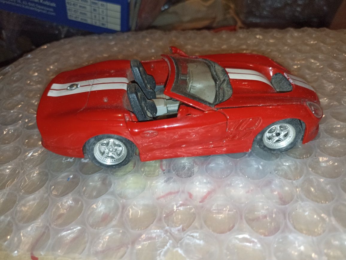 Model kultowego samochodu Shelby Series I  Majsto 1:24