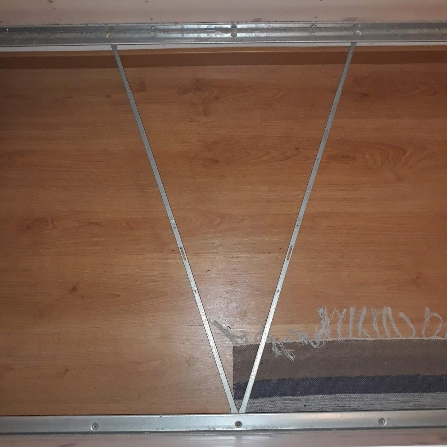 Mobilia de quarto solteiro.