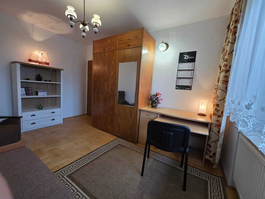 Duży (16m2) jednoosobowy pokój dla kobiety uczącej się lub pracującej