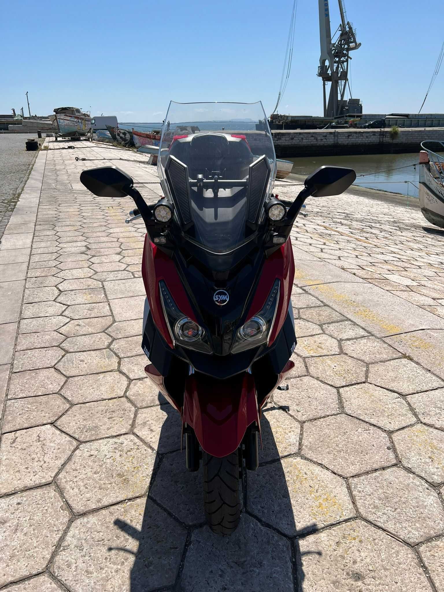 SYM Cruisym 300 scooter