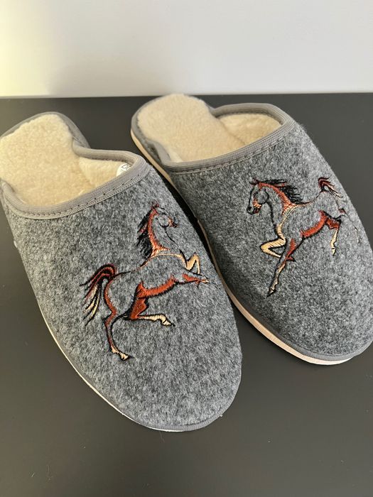 Тапочки чоловічі з вовняним утепленням,дуже теплі.