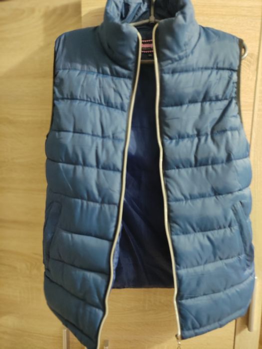 Класна жилетка синього кольору р.S-М. В гарному стані.
