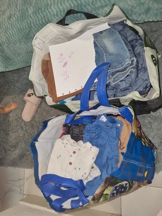 Vendo 2 sacos de roupa de.menino.em.muito bom estado