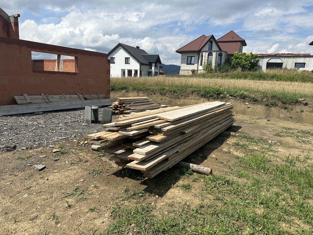 Deski  stemple po jednej budowie