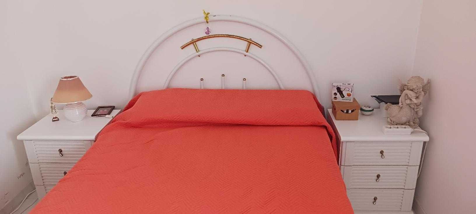 Quarto de casal branco