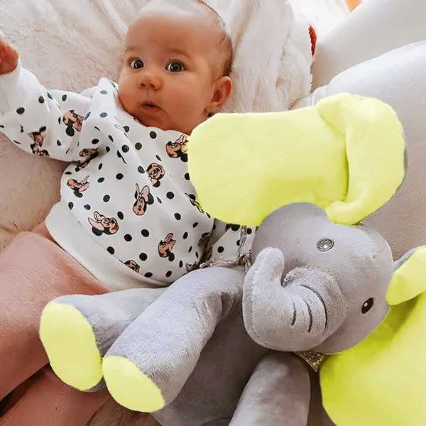 Elefante de peluche canta e ri