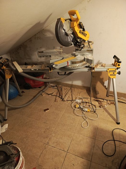 Piła ukośnica DeWalt ze stołem