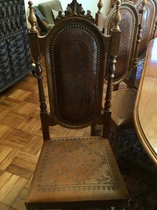 Cadeiras de sala de jantar em madeira maciça e pele.