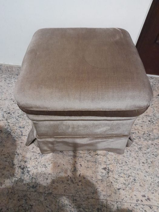 Banco almofadado bege