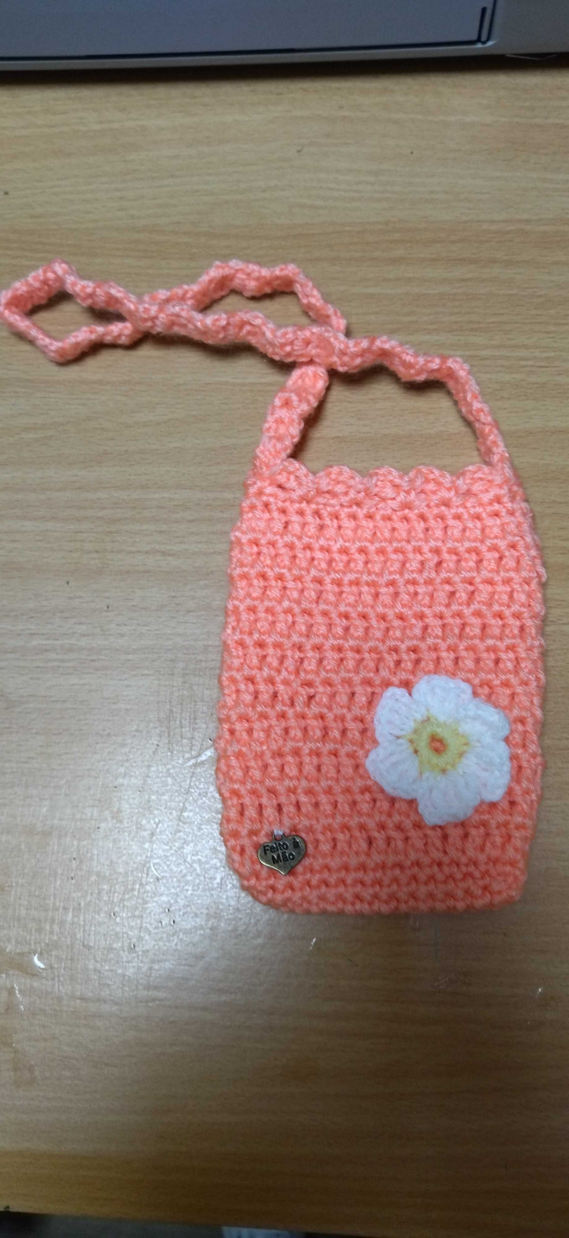 Bolsa para tm ou cartão da escola em crochet cor salmão com margarida