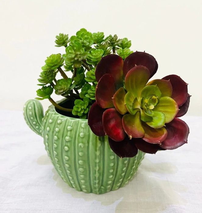 Кашпо для цветов зеленого цвета.