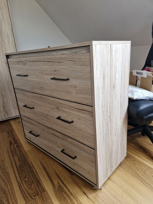 Komoda black red white