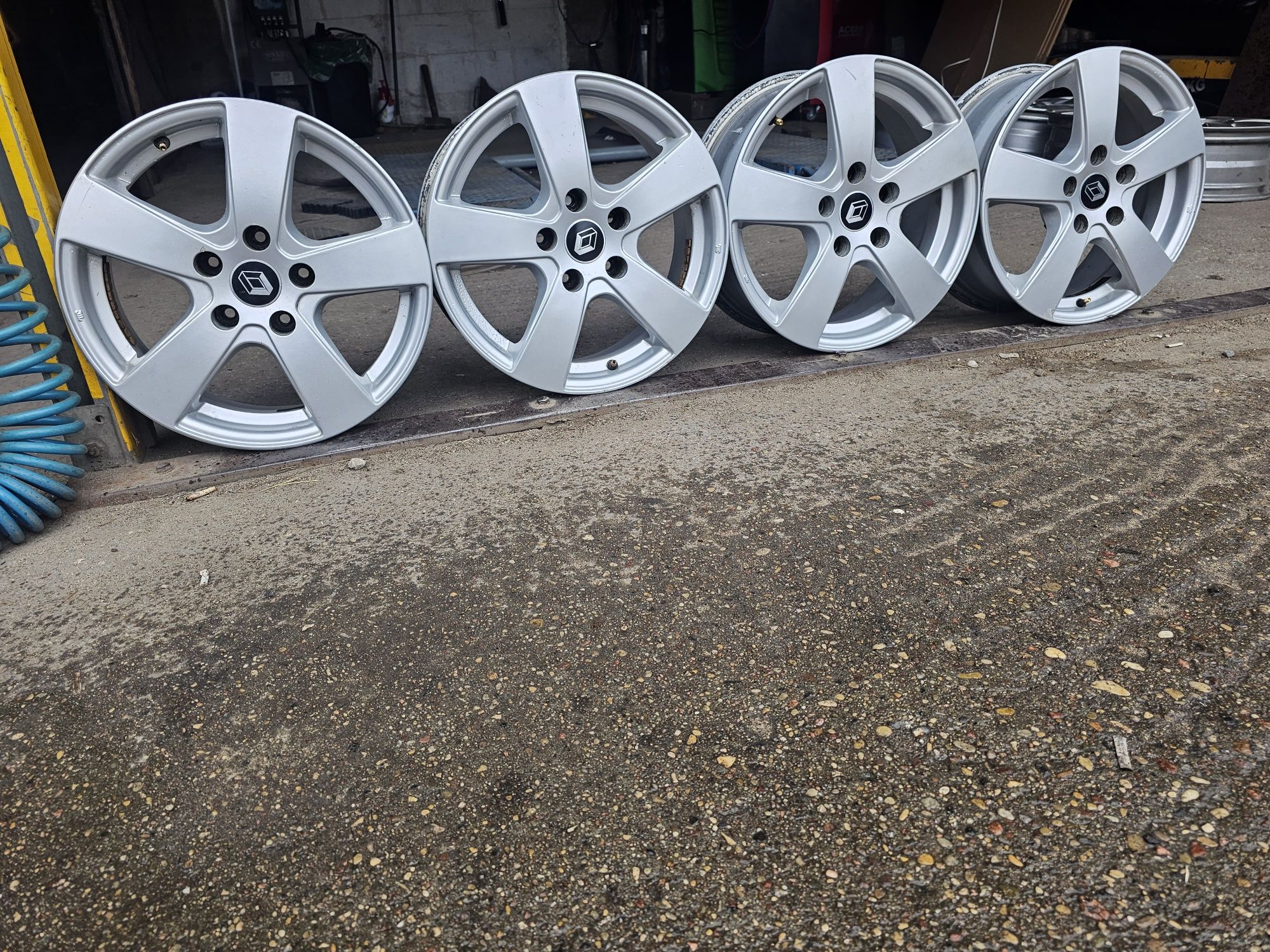 Felgi Aluminiowe Renault Trafic R16 5x114.3-ET46-6.5J