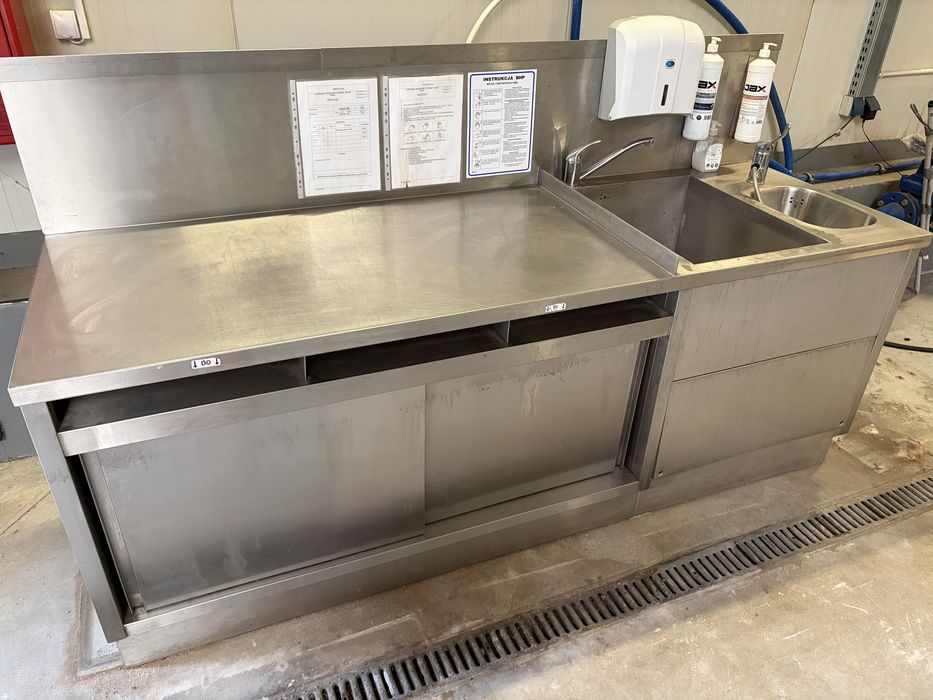 Stół roboczy ze stali nierdzewnej ze zlewami, szafkami do gastronomii