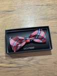 Nowa mucha Montego 100% jedwab, czerwona krata, elegancka