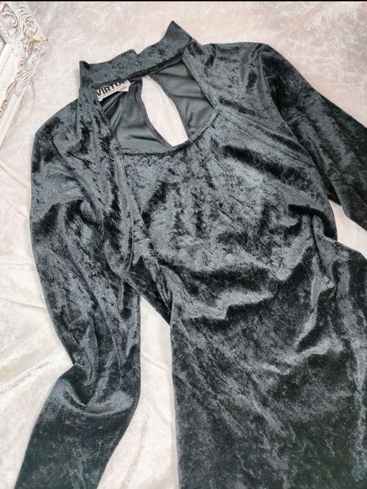 Платье велюровое с чокером