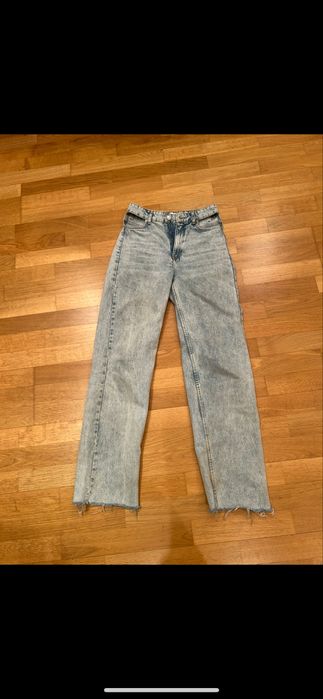 Світлі джинси на високій посадці Bershka