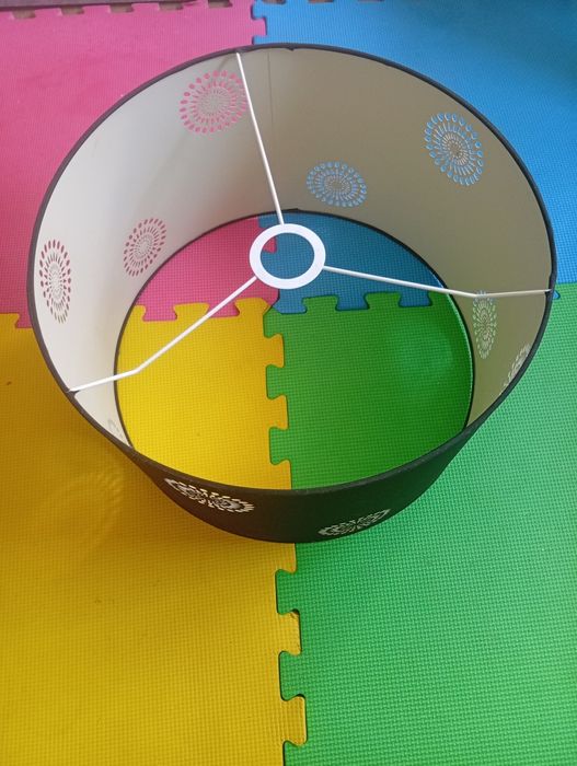 Abajur de teto redondo e preto