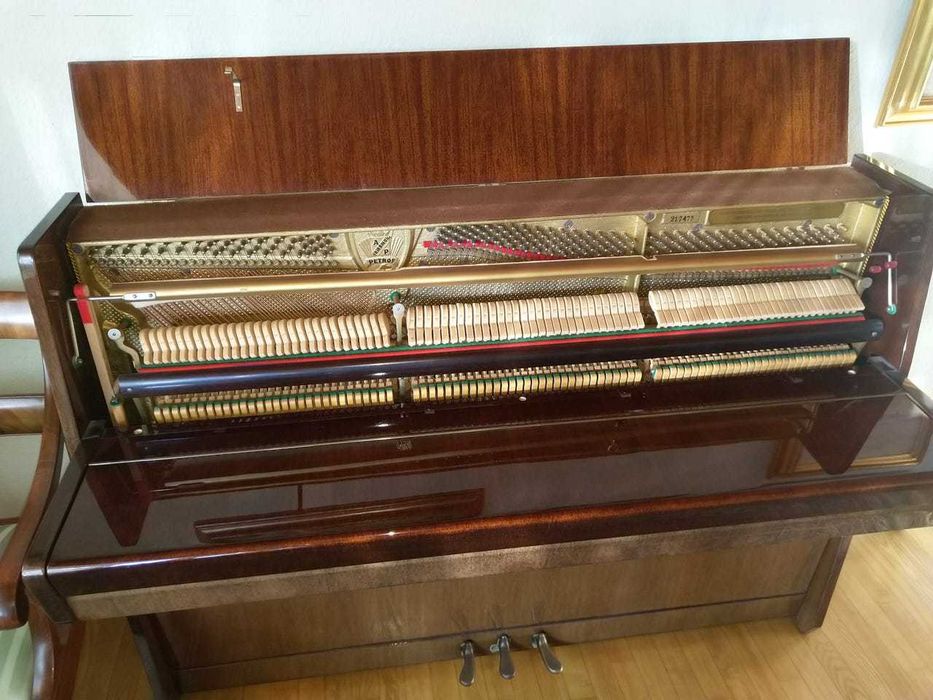 Pianino Petrof, mechanicznie perfekcyjne. W zestawie z krzesłami.