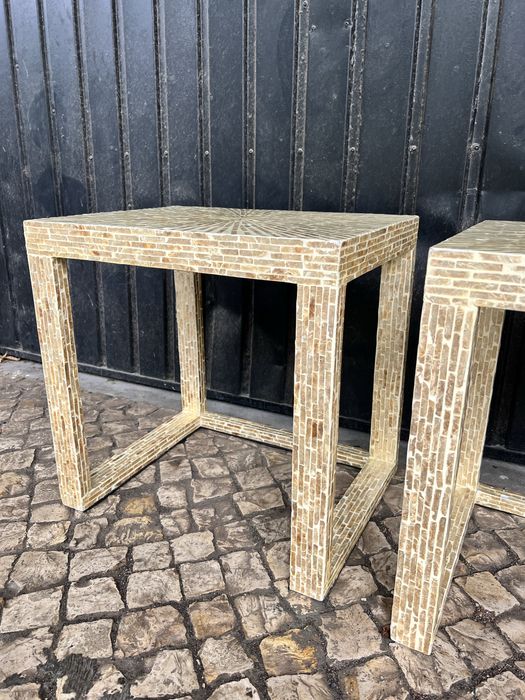 2 mesas de cabeceira/apoio estilo madrepérola
