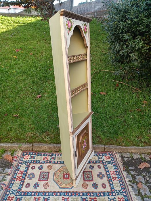 Móvel de canto em madeira com pintura artesanal,
Medidas:168/57/34cm
E