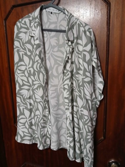 Blusa/camisa em tons de verde e branco, da Lefties