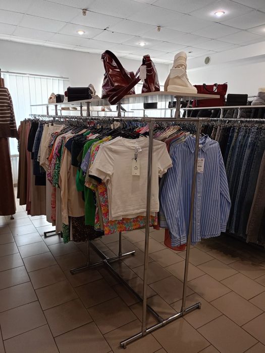 Меблі для магазину одягу стійки