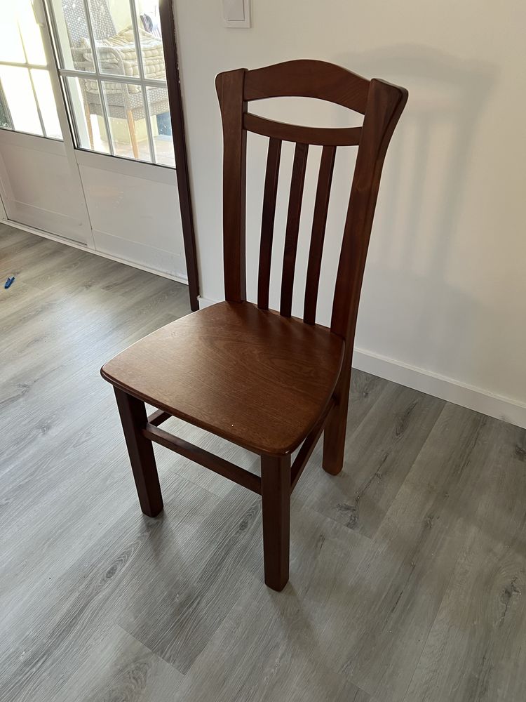 Mesa em madeira extensivel com 6 cadeiras