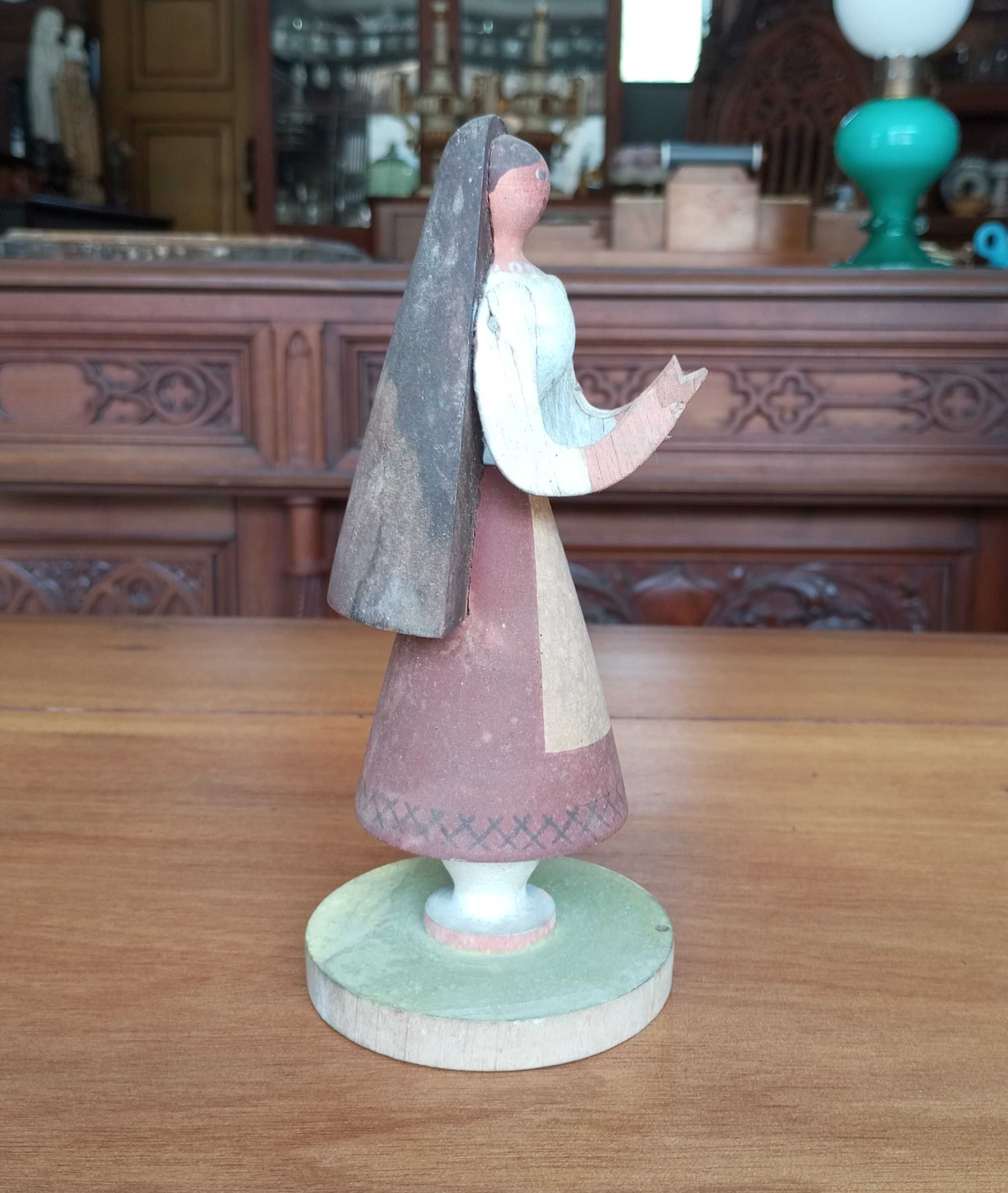 Antiga escultura Figura Feminina autoria Tomás de Melo Tom (1906-90)