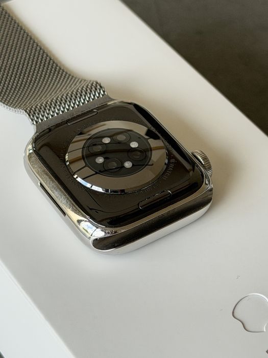 Apple Watch 8 41mm stalowy (stainless steel) GPS + cellular eSIM