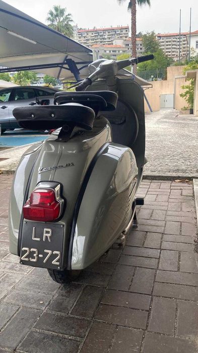 Vespa Sprint de 1968 rigorosamente restaurada e em perfeito estado.