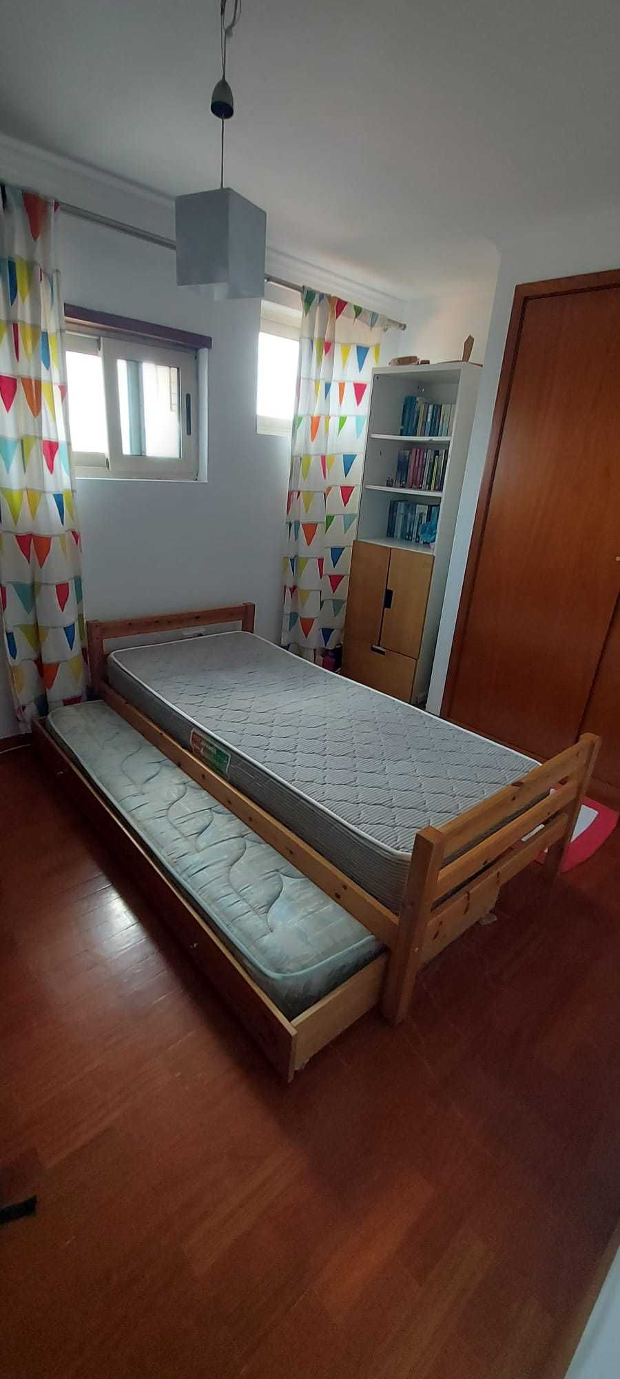 Cama de solteiro com gavetão (colchões incluídos)