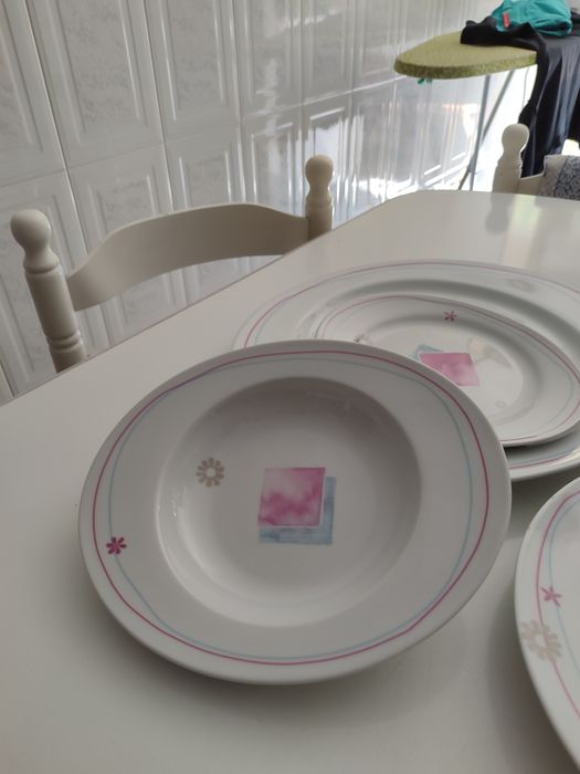 Conjunto de loiça nova.