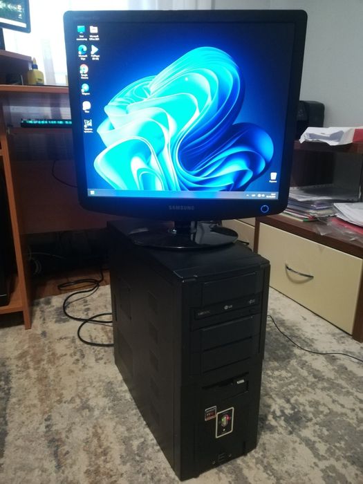 Системний блок з монітором