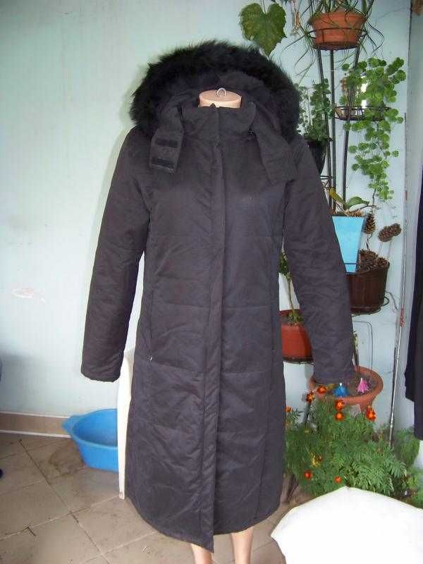 Женское пальто черное прямого кроя со съемным капюшоном collouseum lm