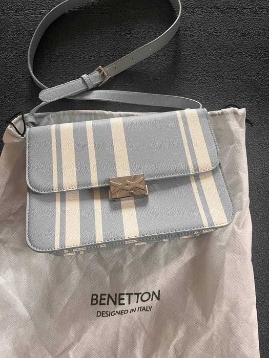 продам сумку кросс-боди голубую Benetton