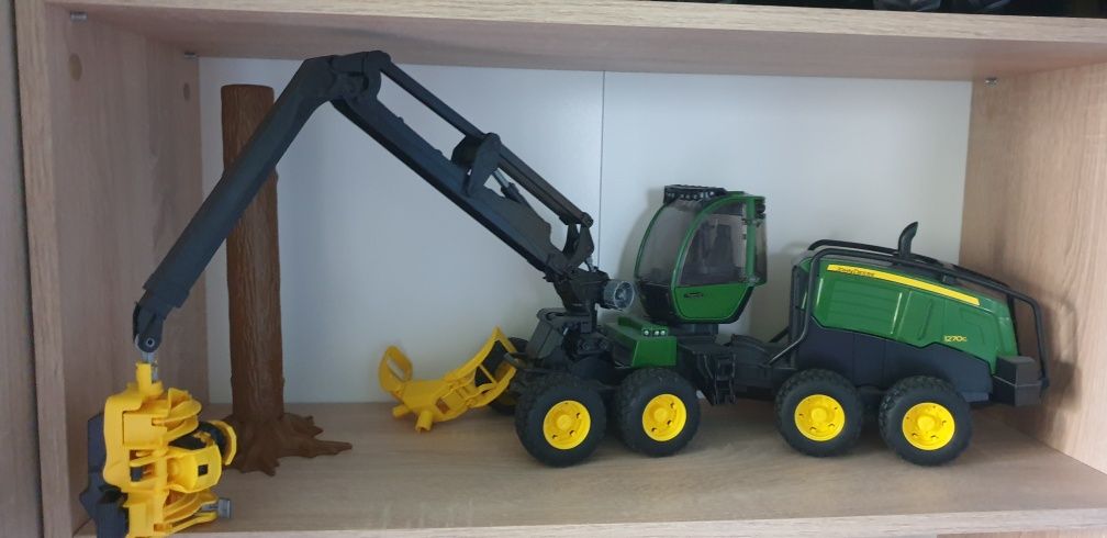 Kombajn zrębowy Bruder 02135 John Deere 1270G zielony