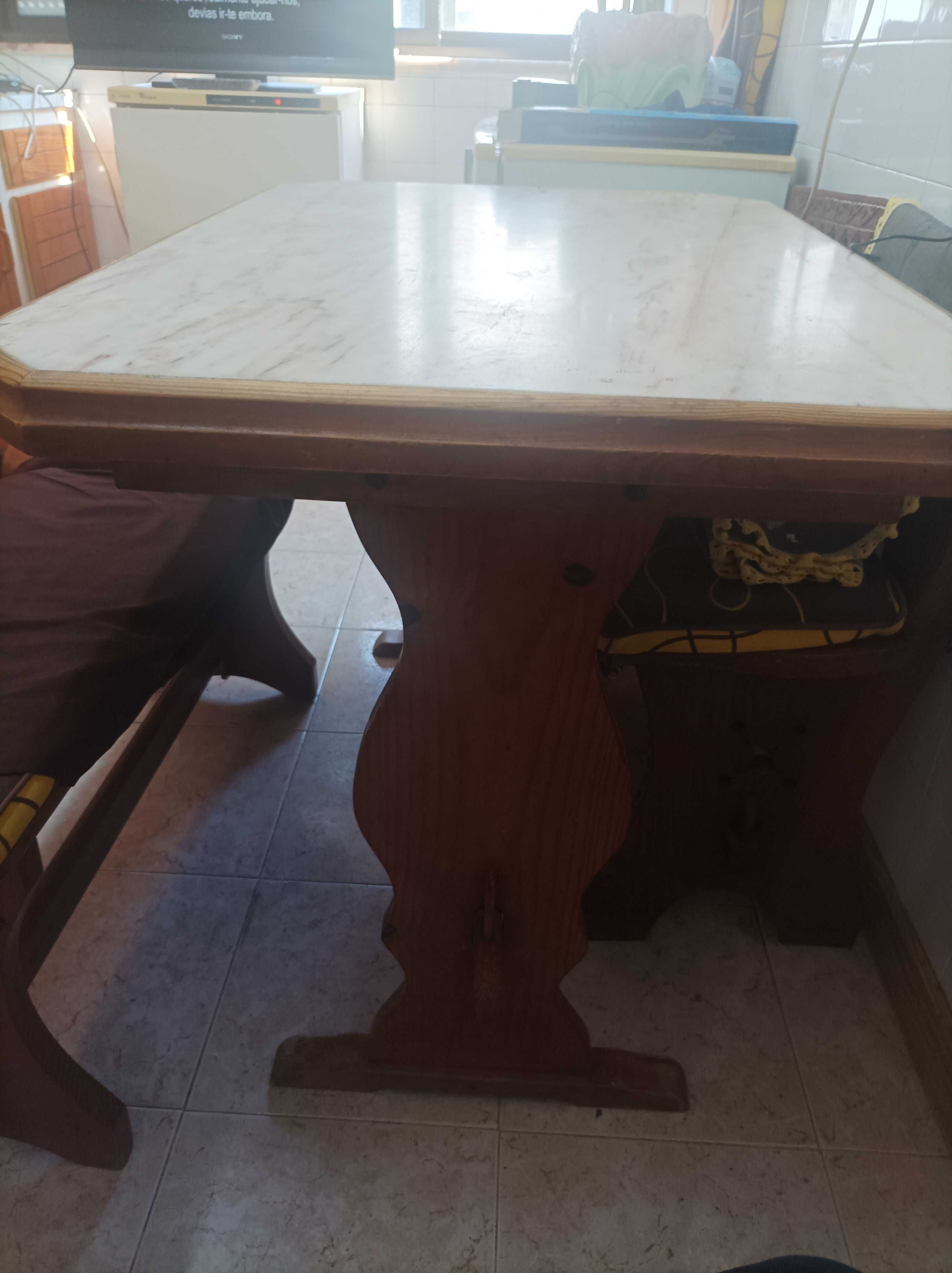 Mesa de cozinha com parte superior em mármore