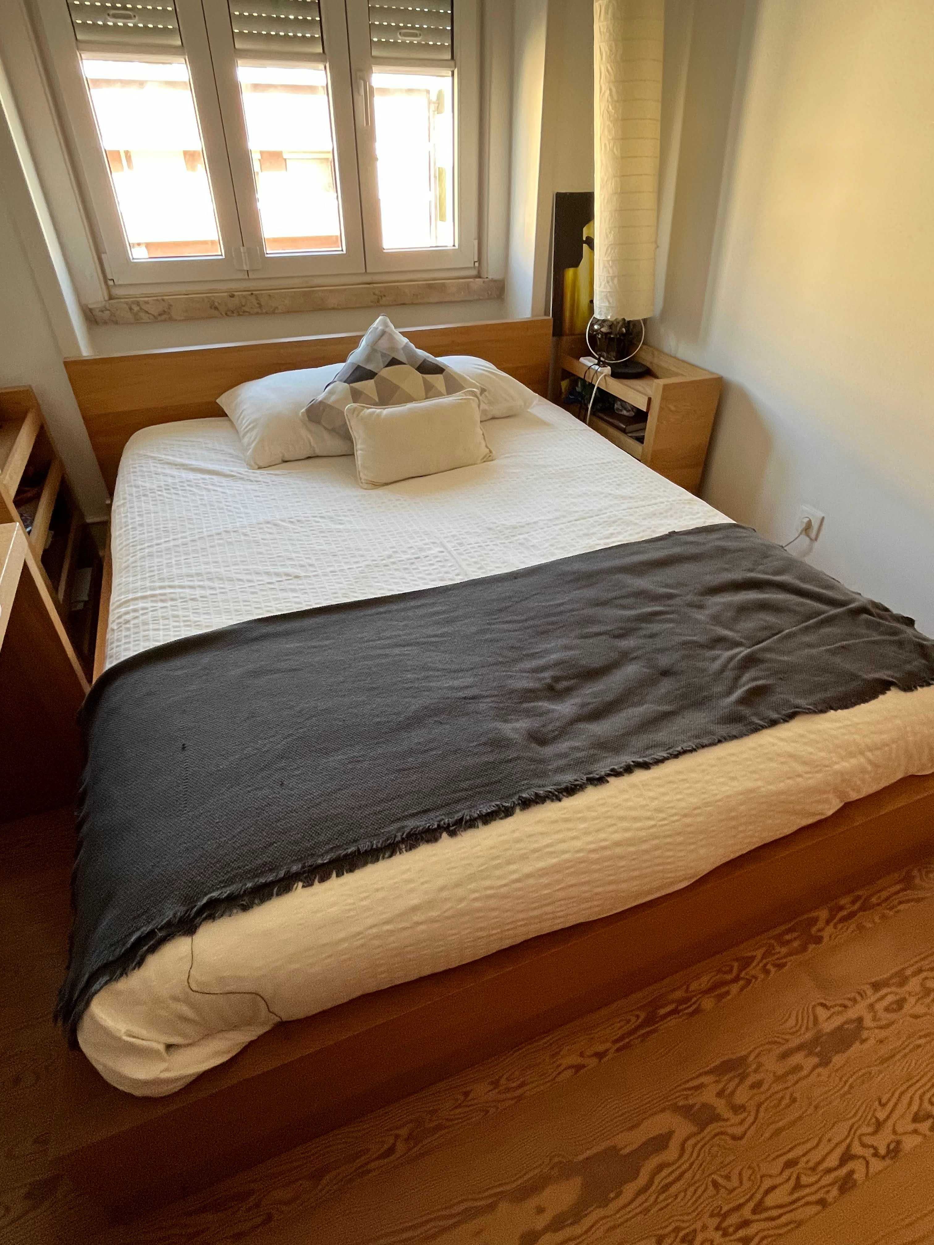 Cama, mesas de cabeceira e cómoda