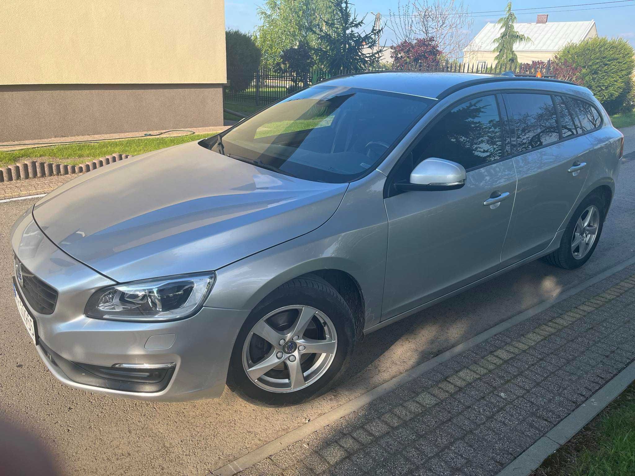 Volvo V60 T3 Drive-E Momentum rok 2015 bezwypadkowy