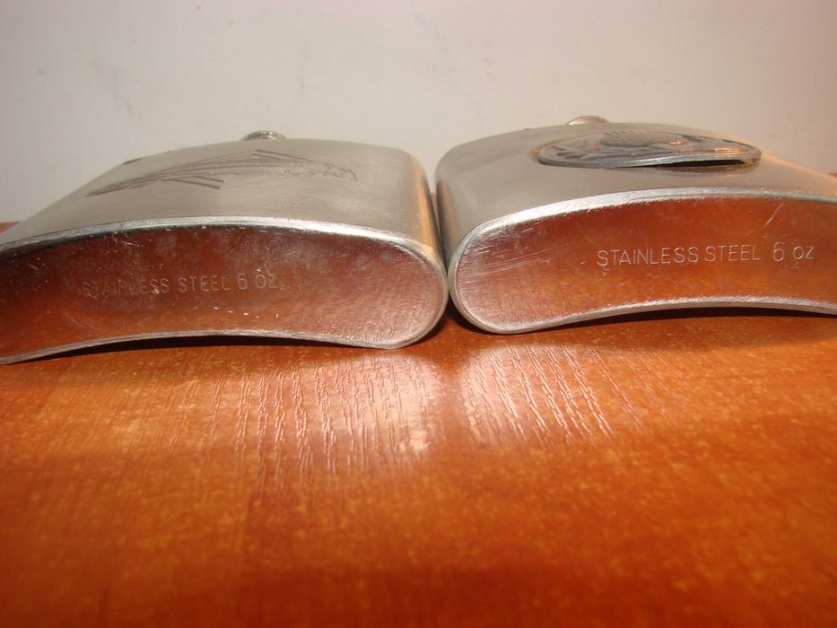 stalowa piersiówka z autobusem