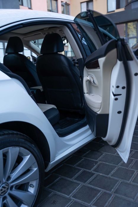 Продам автомобіль Volkswagen Passat в максимальній комплектації