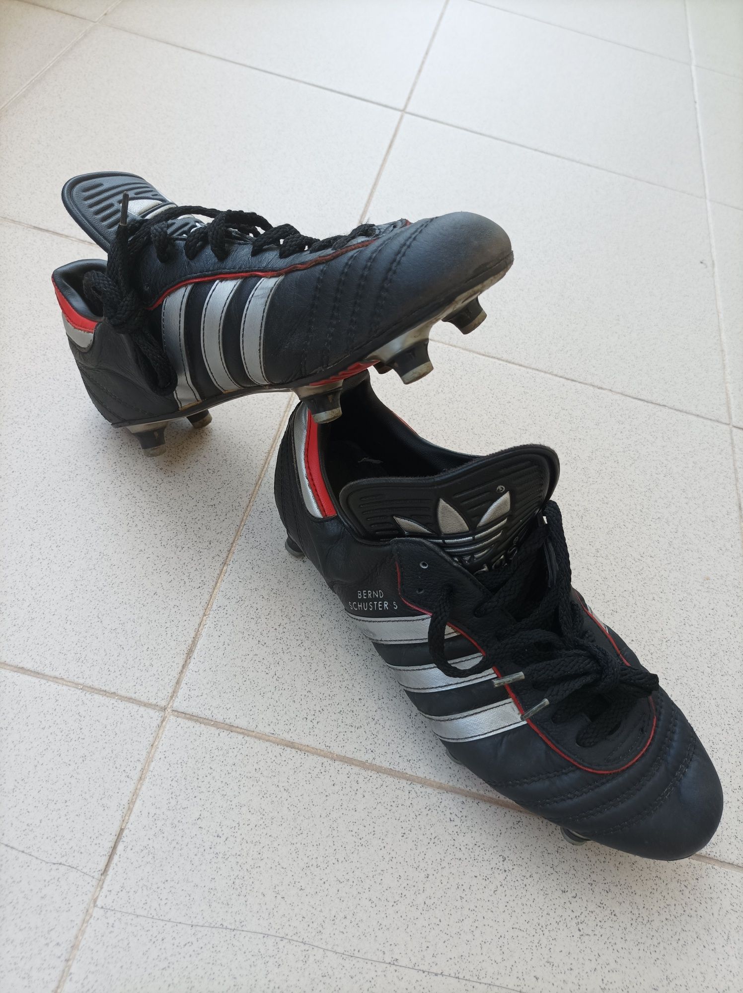 Botas de futebol vintage têm 40anos