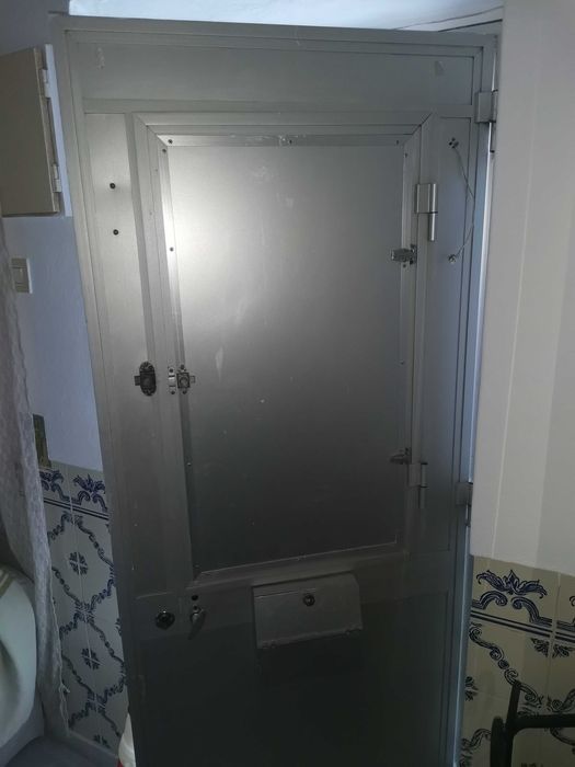 Porta de rua em aluminio com postigo veda luz e caixa correio incluso